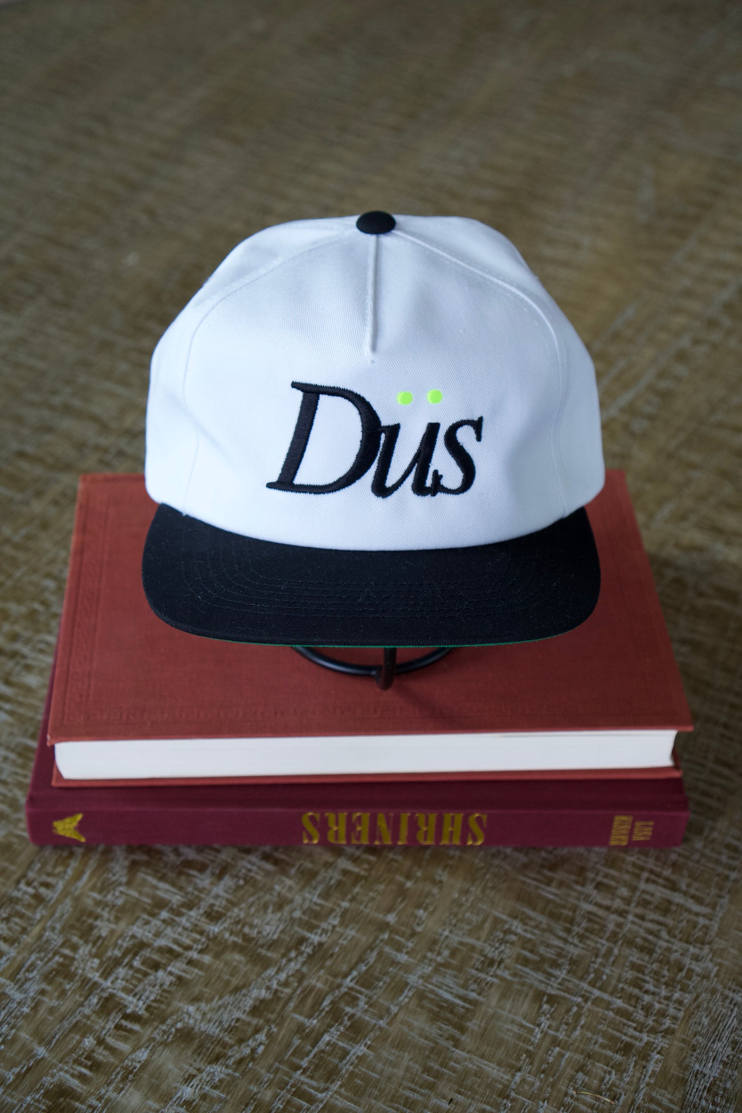 DÜS Core Logo White/Black Brim Hat