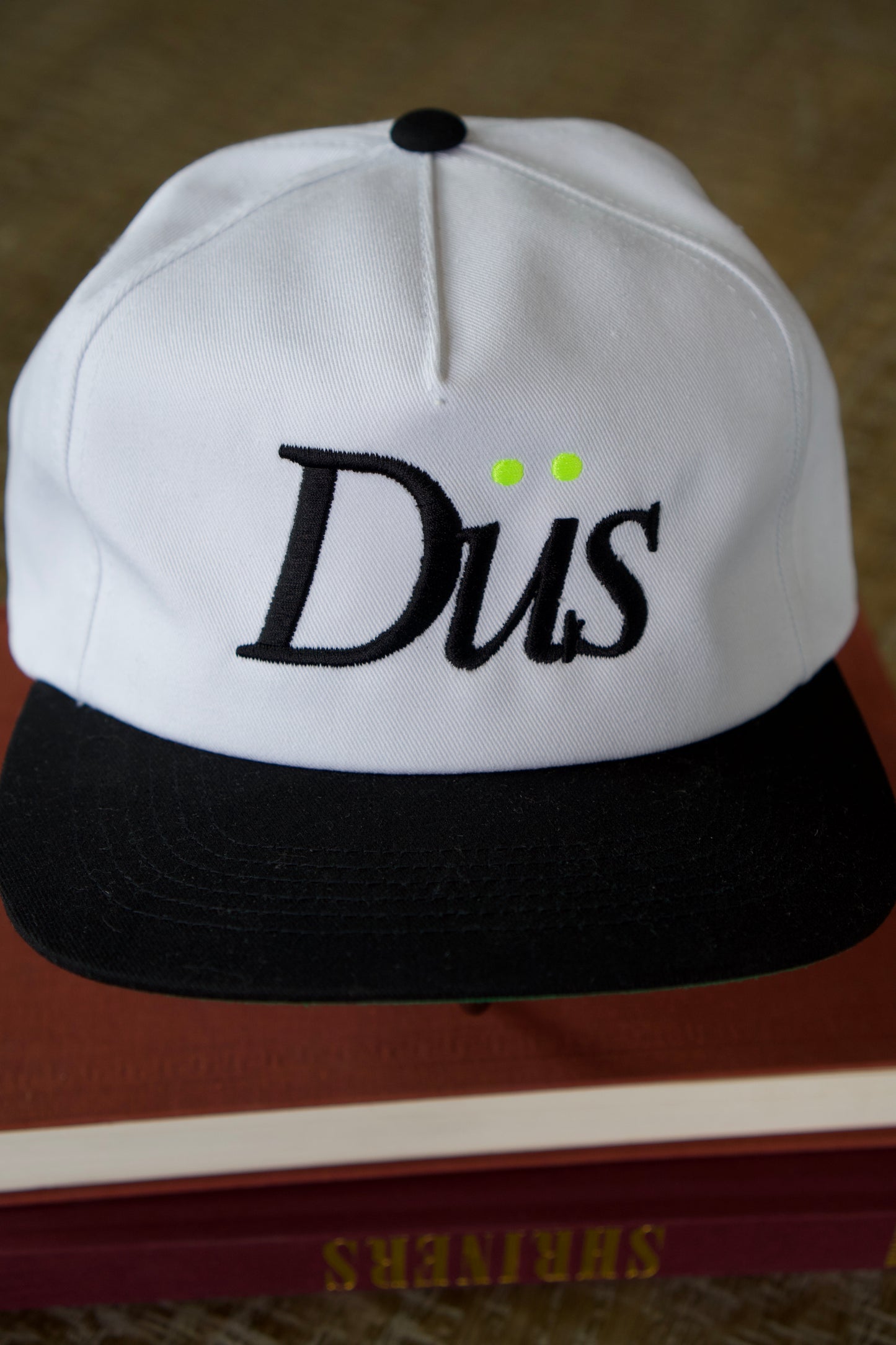 DÜS Core Logo White/Black Brim Hat